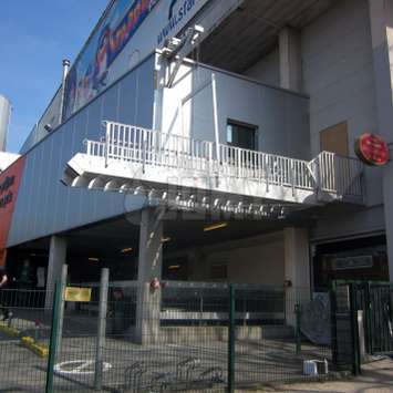 Escaliers relevables industriels dans un parking Escaliers relevables industriels installés dans un parking.
